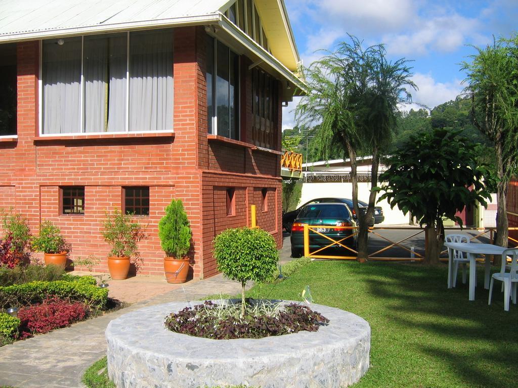 Heritage Inn Trinidad Belmont Bagian luar foto